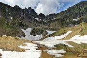 41 Ancora in buona parte ghiacciato il laghetto inferiore